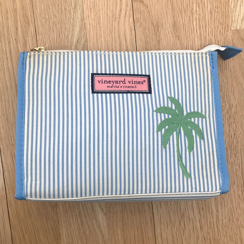 Vineyard Vines Sear Sucker Palm Clutch